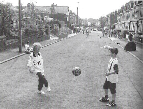 Niños jugando en una calle
