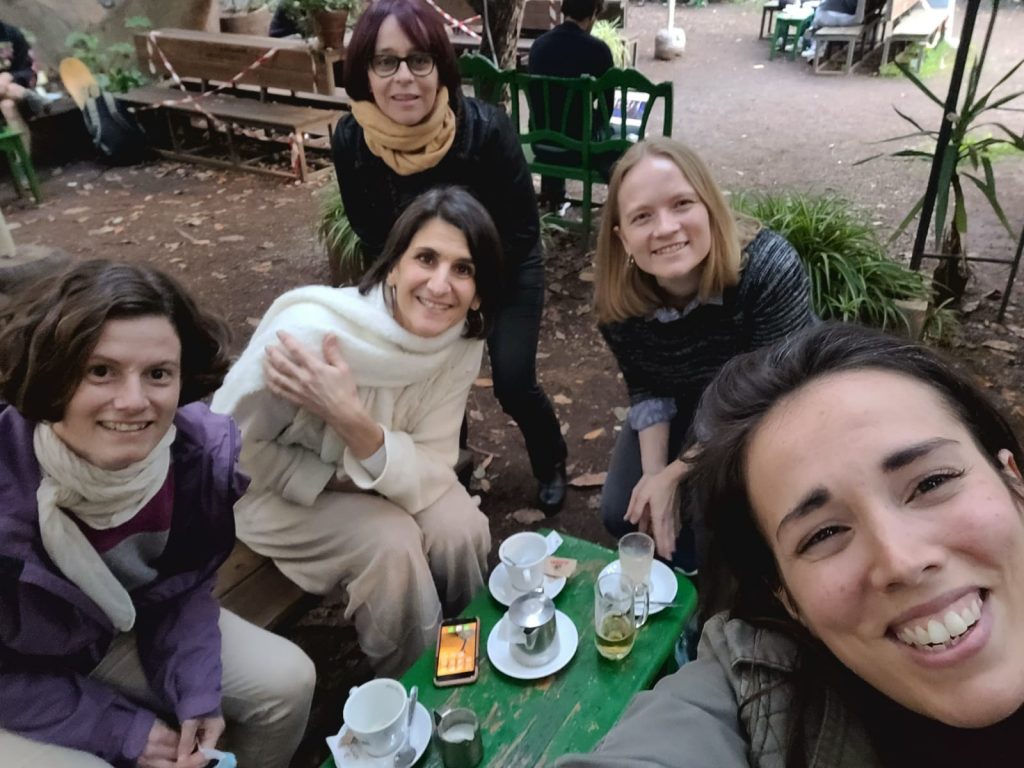 Cinco participantes tomando té y café.