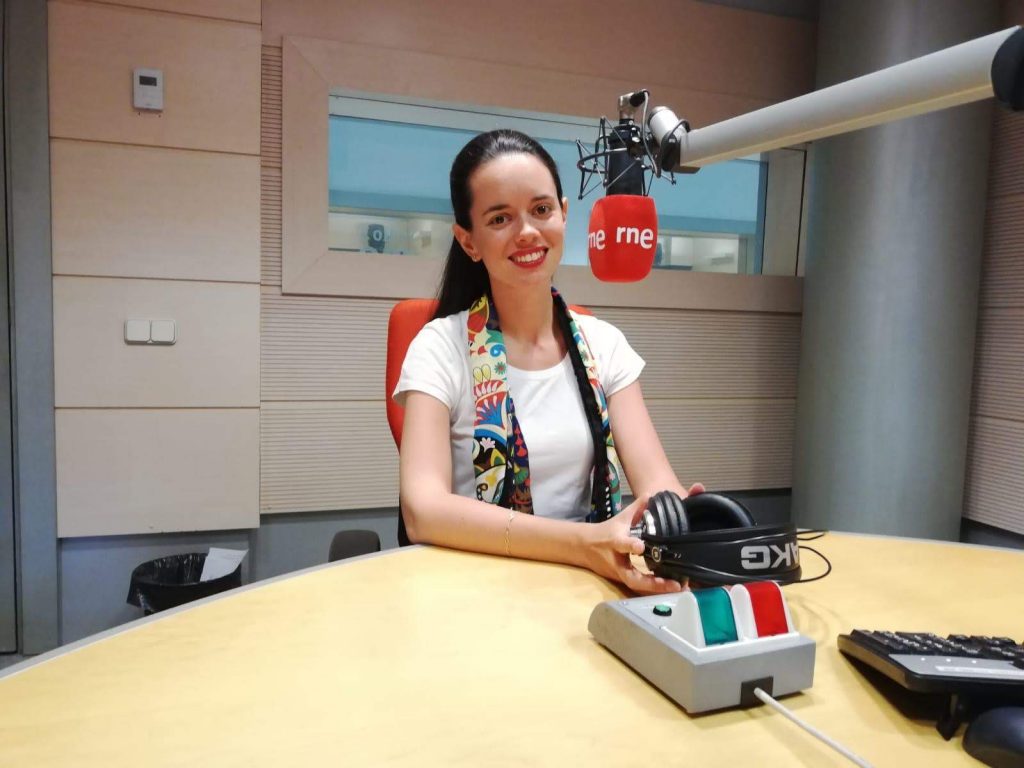María Galán en el estudio de Radio Nacional.