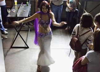 Enganchada a la danza Paula González bailando danza oriental.