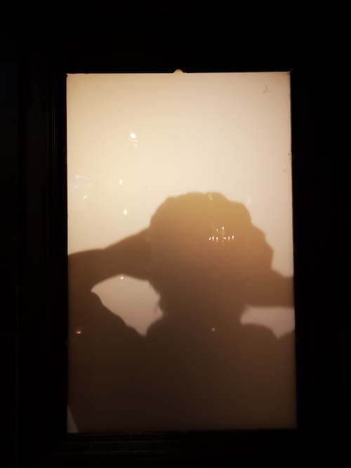 Sombra de una mujer proyectada en la pared