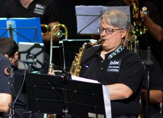 Pasatiempos desengrasantes Santiago Rodríguez Villarta tocando el saxofón