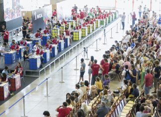 El cubo de Rubik, un rompecabezas IM-POSIBLE Imagen de participantes del campeonato sentados por parejas y una muchedumbre de espectadores.