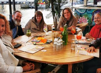 SFÖ, un lugar de encuentro para todos los traductores profesionales de Suecia Los seis miembros de la junta directiva en torno a la mesa de un bar.