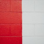 Muro dividido en dos mitades de distinto color, rojo y blanco.