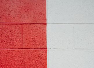 Dónde trazamos la línea roja Muro dividido en dos mitades de distinto color, rojo y blanco.