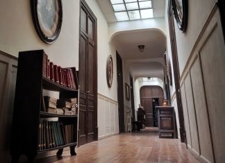 El pasillo Foto de un pasillo amplio con libros y cuadros