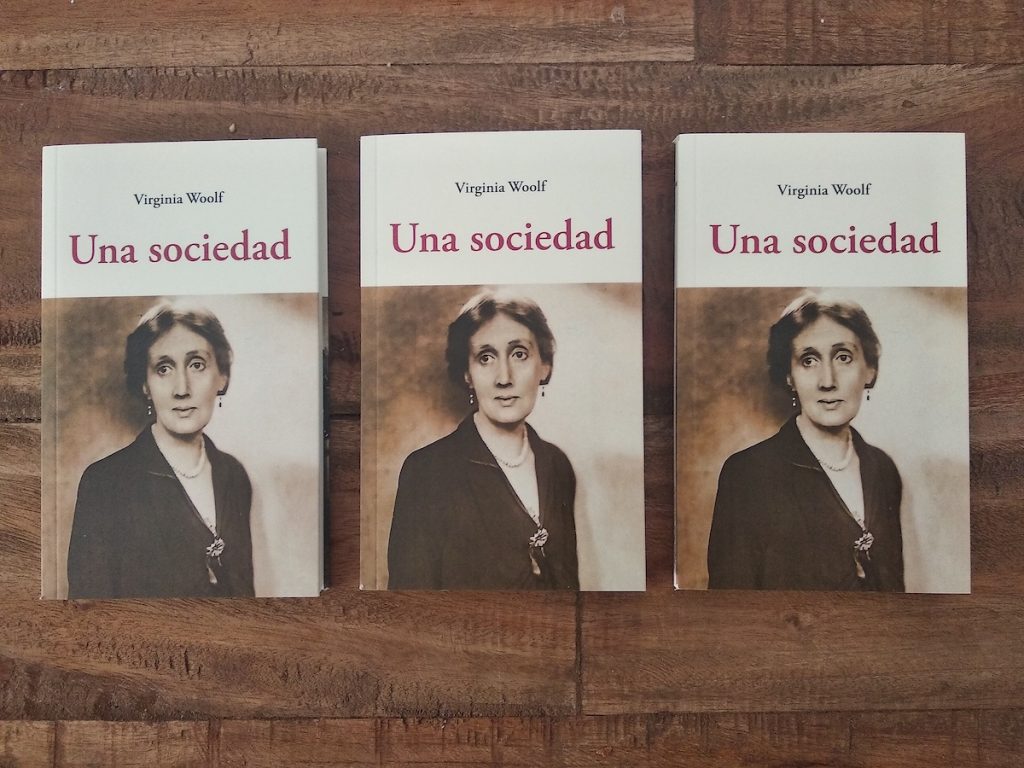 Tres ejemplares de "Una sociedad", de Virginia Woolf