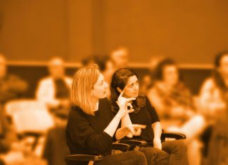 Intérpretes de lengua de signos y guías-intérpretes en tiempos de pandemia Mujer signando