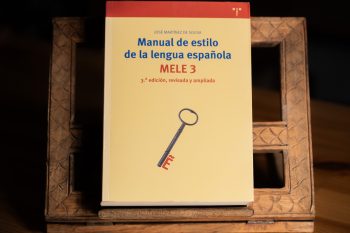 La tercera edición del Manual de estilo de la lengua española (MELE 3) en un atril de madera.