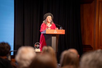 Alicia Martorell dando su discurso de agradecimiento tras recibir el Premio Esther Benítez.