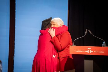 Alicia Martorell abrazada a otra mujer en la entrega del premio.