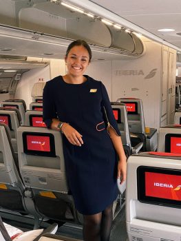 Aurora de azafata en un avión.