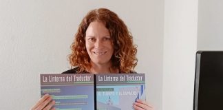 Celia sosteniendo dos ejemplares de La Linterna del Traductor.