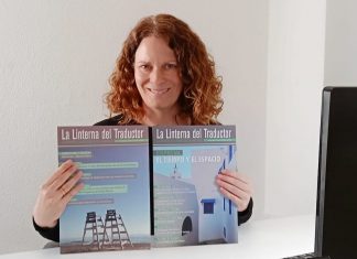 Celia Palacios, nuestra gestora administrativa Celia sosteniendo dos ejemplares de La Linterna del Traductor.