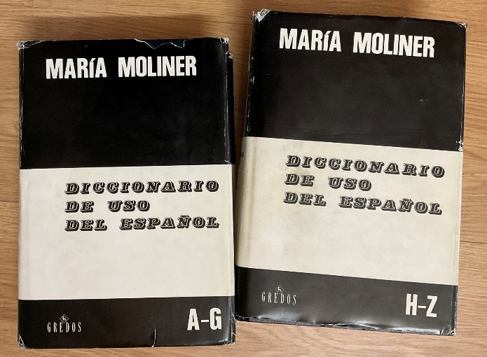 Los dos tomos del "Diccionario de uso del español" de María Moliner.