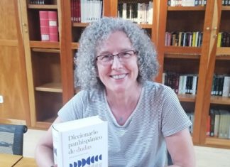 La 2.ª edición del ‘Diccionario panhispánico de dudas’ (RAE y ASALE, 2025) Elena Hernández sujeta la última edición del diccionario.