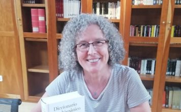 La 2.ª edición del ‘Diccionario panhispánico de dudas’ (RAE y ASALE, 2025) Elena Hernández sujeta la última edición del diccionario.