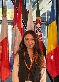 Elena delante de las banderas de varios países.