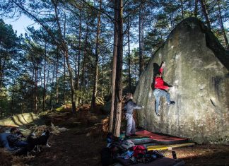 Terminología de escalada. Conceptos básicos, modalidades y neologismos Una persona escalando un bloque de roca.