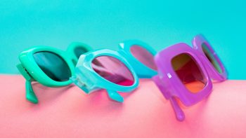 Tres gafas de distintos colores y formas.