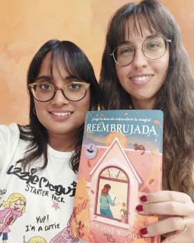 Iris y Cristina sujetando un ejemplar de "Reembrujada".
