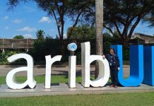 ¡KaribUNi, bienvenidos a Nairobi! Maribel en el rótulo con las letras 'karibUNi' en la sede de las Naciones Unidas de Nairobi.