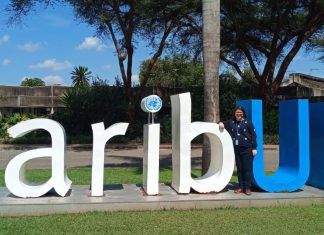 ¡KaribUNi, bienvenidos a Nairobi! Maribel en el rótulo con las letras 'karibUNi' en la sede de las Naciones Unidas de Nairobi.