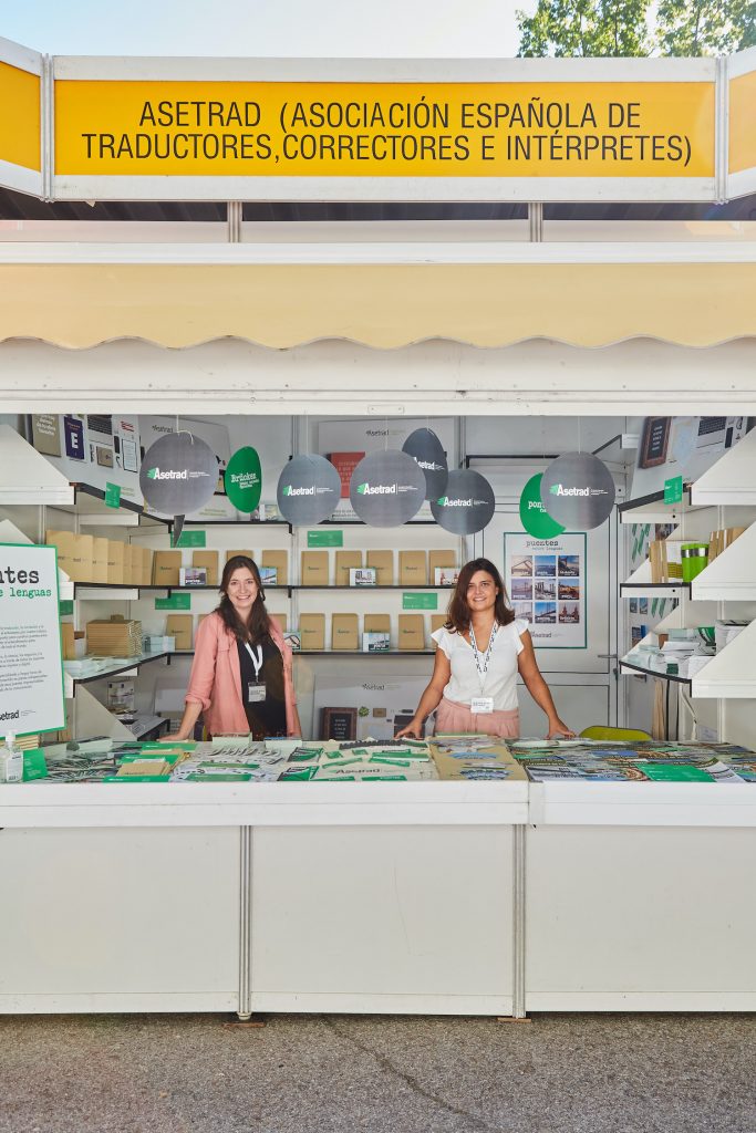 Laura Solana y Adriana M. Blas en la Feria del Libro de Madrid 2021.