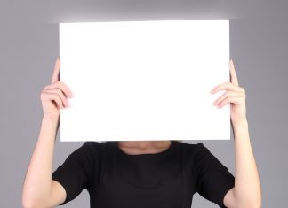 Mujeres, traductoras, ‘influencers’: la identidad de la traductora literaria en España Mujer con la cara oculta detrás de un papel.