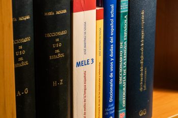 Libros de José Martínez de Sousa entre el Diccionario de María Moliner y el Diccionario ideológico de Casares.