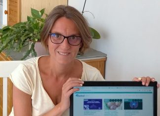 Marta Arranz, nuestra técnica de formación Marta Arranz mostrando la plataforma de formación de Asetrad en su ordenador.