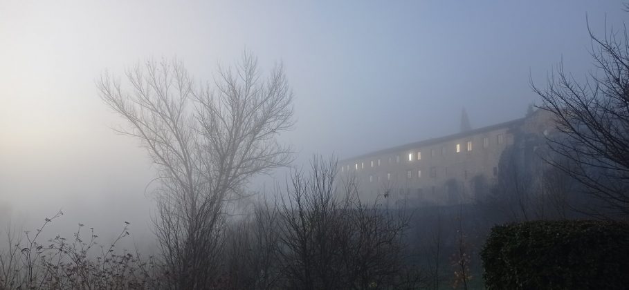 Monasterio de Buenafuente del Sistal bajo la niebla.