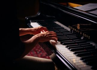 Sonata interrumpida Manos tocando un piano Steinway & Sons.