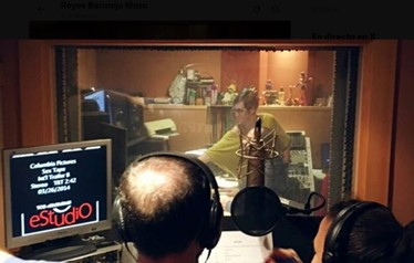 Reyes Bermejo en un estudio de doblaje.