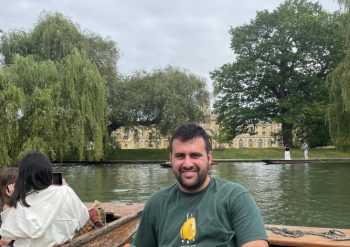 Marcial en un barco en el río Cam.